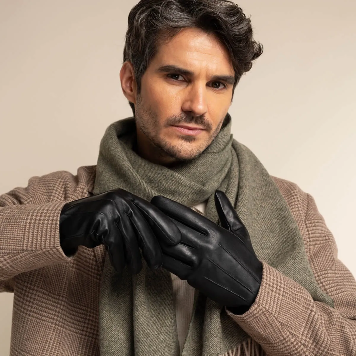 James (black) - classic sheepskin leather gloves with luxurious cashmere lining & touchscreen feature